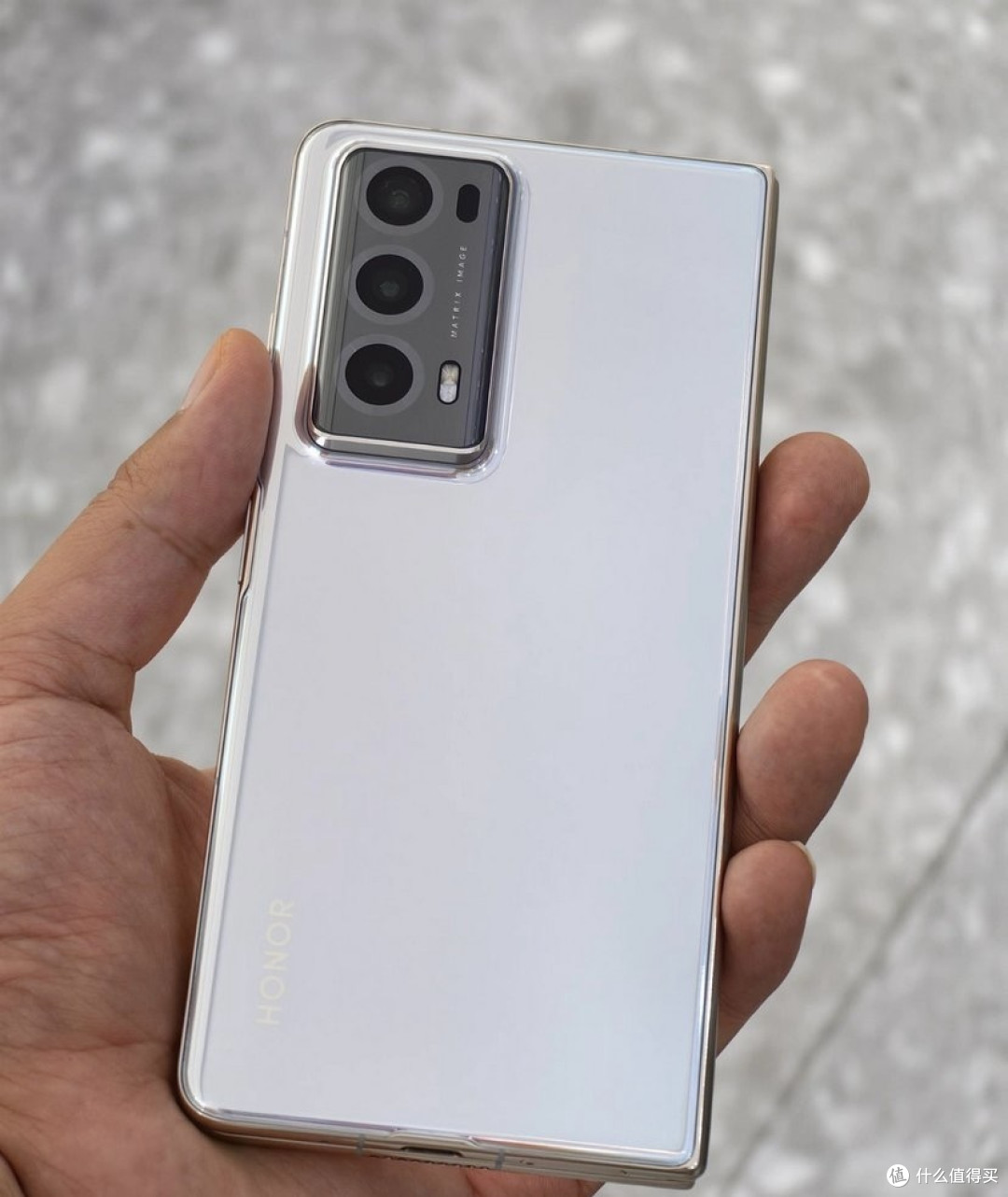 荣耀品牌已经推出了一款名为"荣耀Magic 3 Pro+"的折叠屏手机。以下是一些关于这款手机的信息