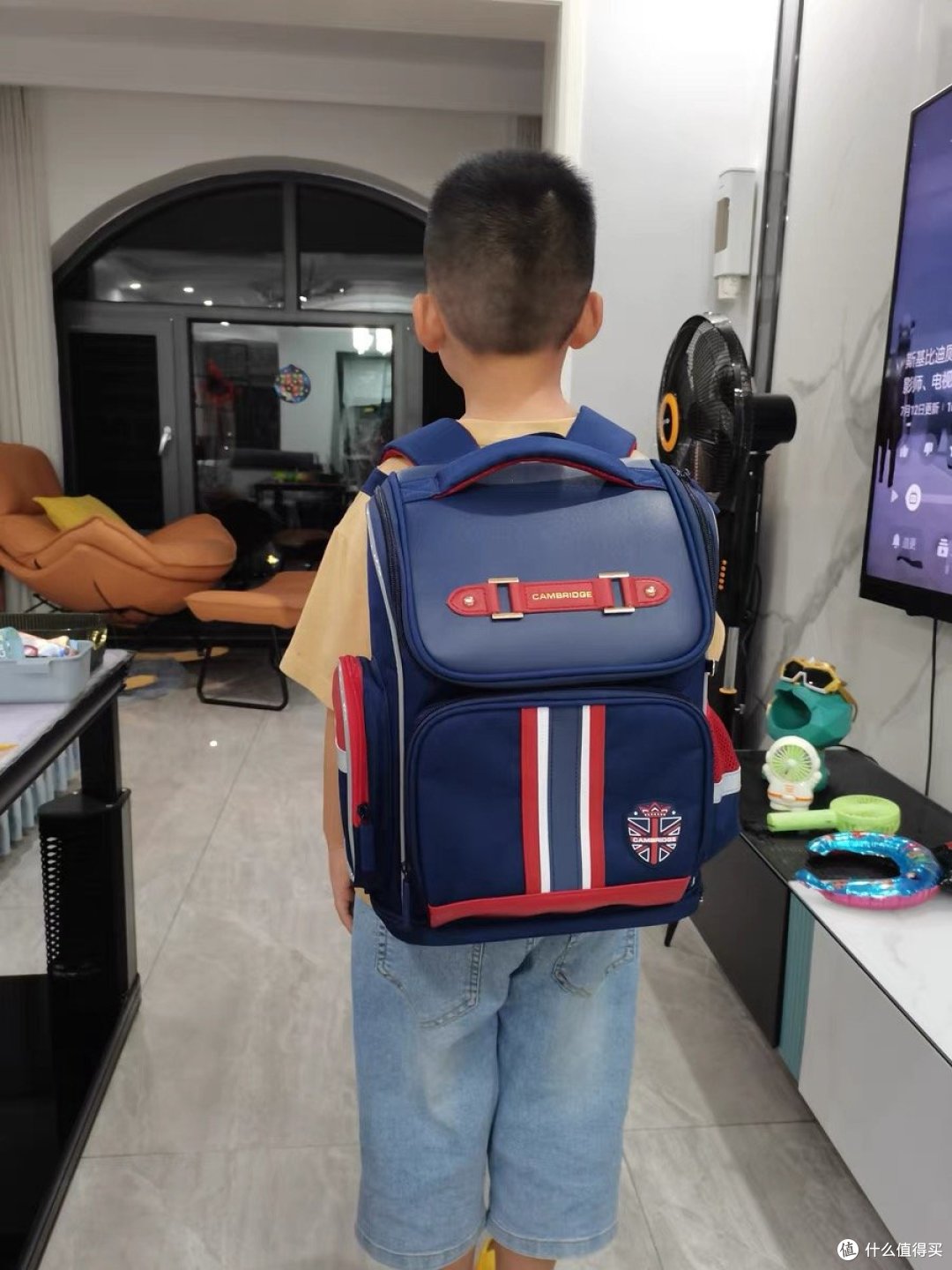 给新入学的小学生买书包