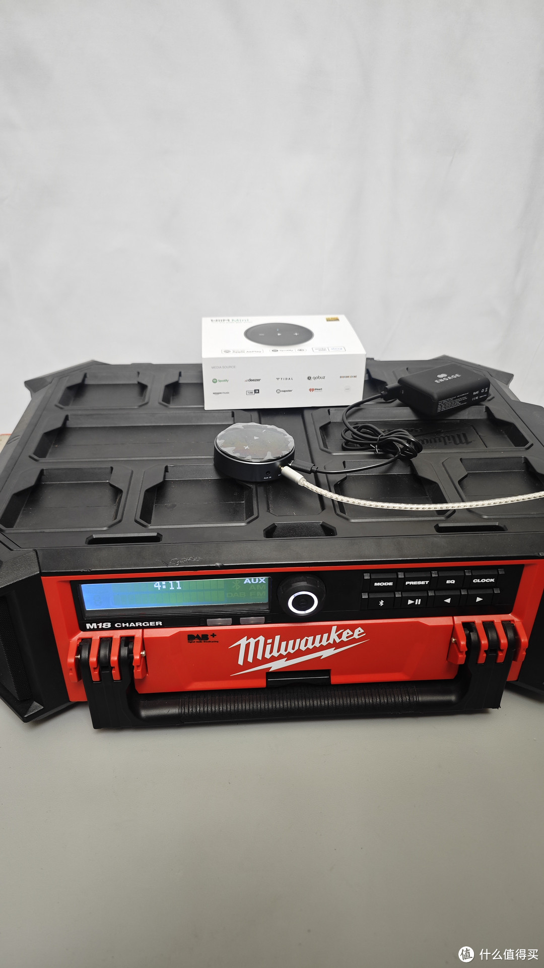 把接收器和音响用AUX连接了起来，可以用充电宝或者充电头供电
