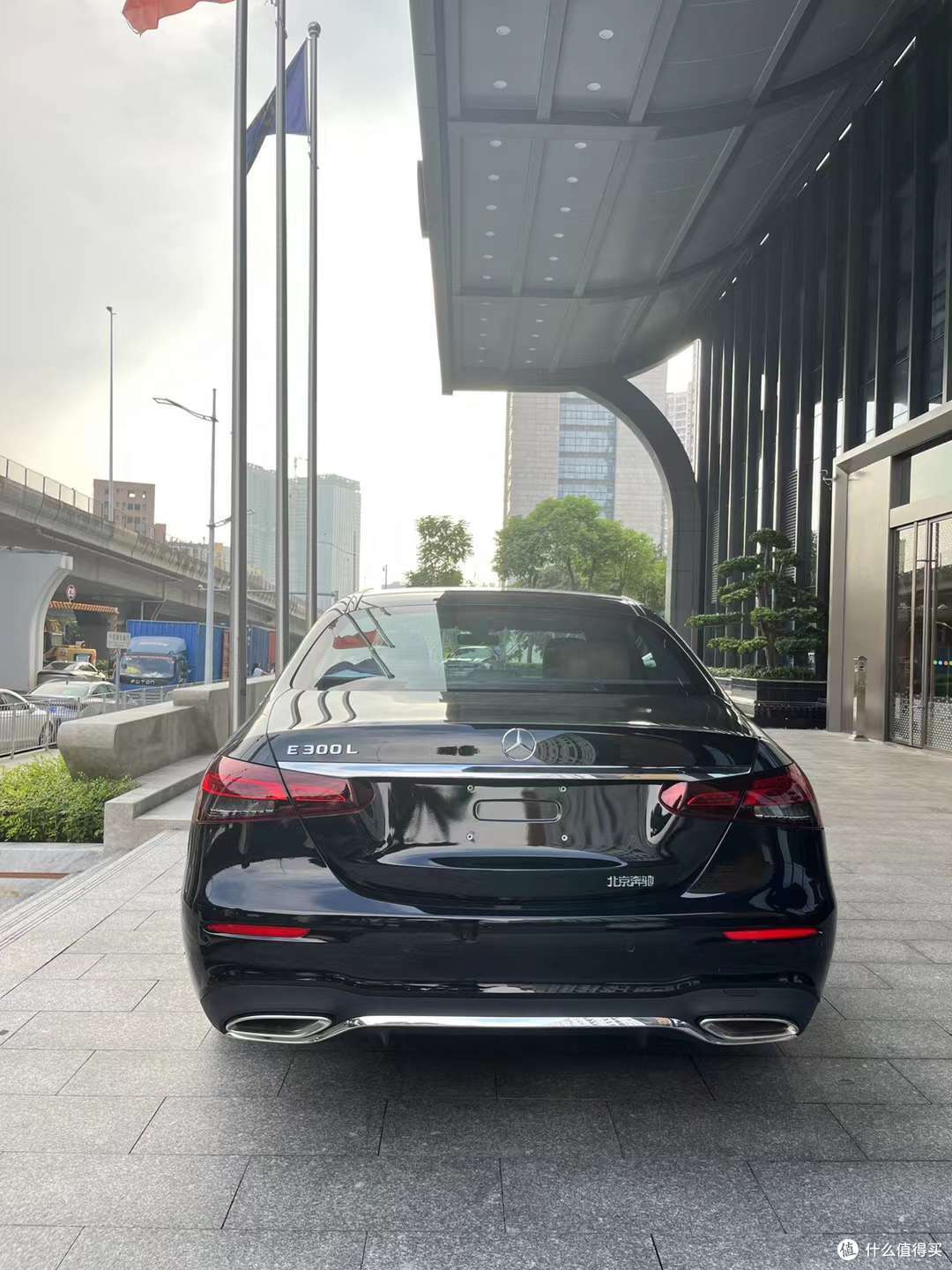 以下是关于奔驰E300车身设计的一些特点