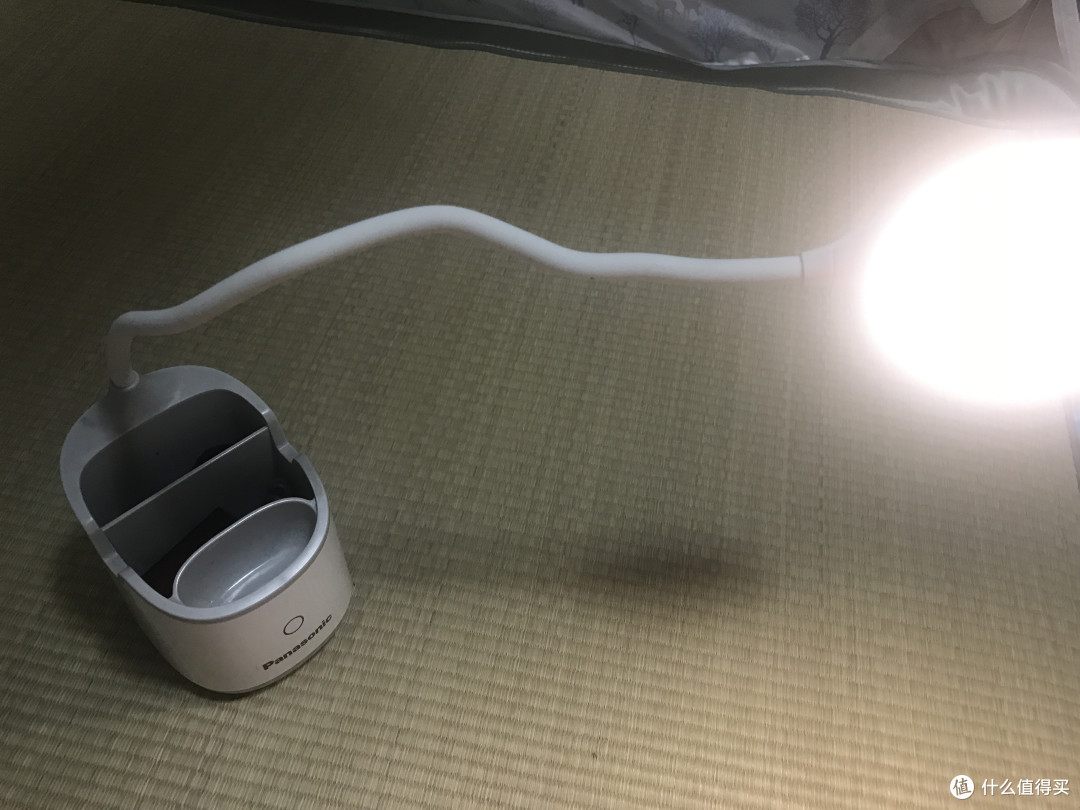 弯曲的不一定是钢筋,也可能是台灯!