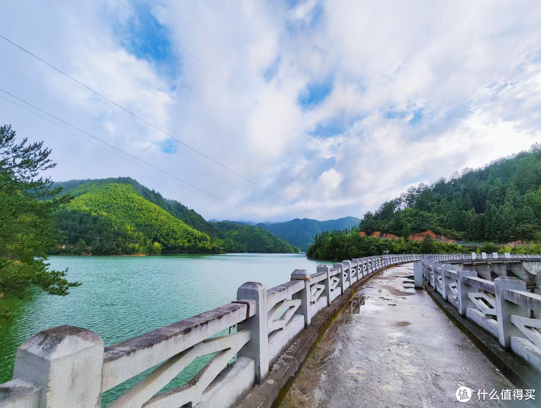 夏日山水狂欢：烧烤盛宴与自然之恋