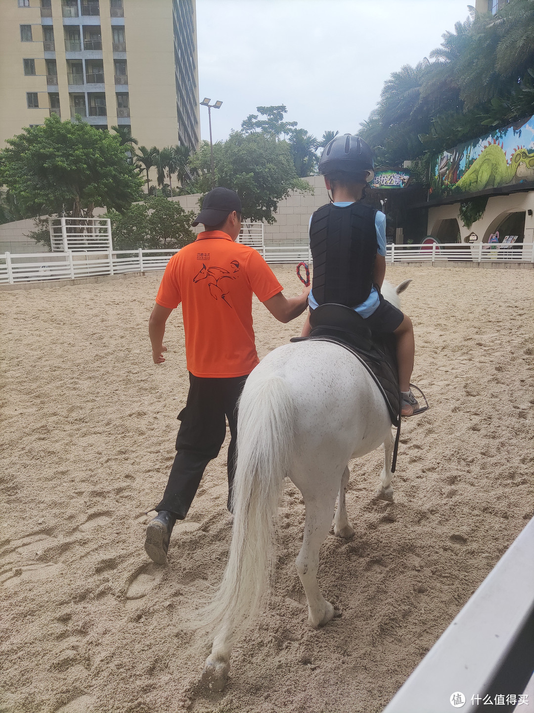 放假了，带孩子去骑骑马