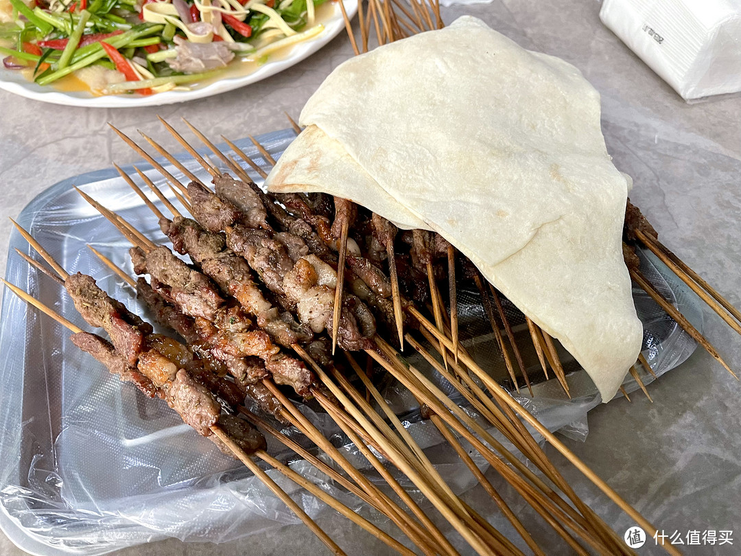 串的味道不用说，要多好吃有多好吃。就是这个饼，比羊肉串还上头怎么回事。