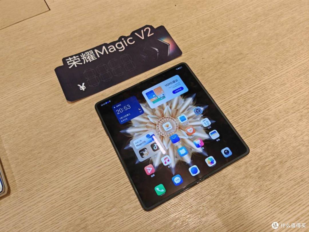 折叠屏手机是新时尚选择