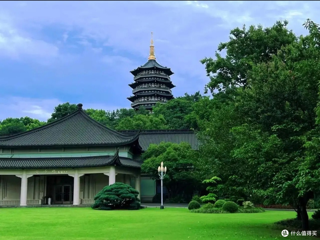 漫步雷峰塔：寻找古典与现代的完美结合