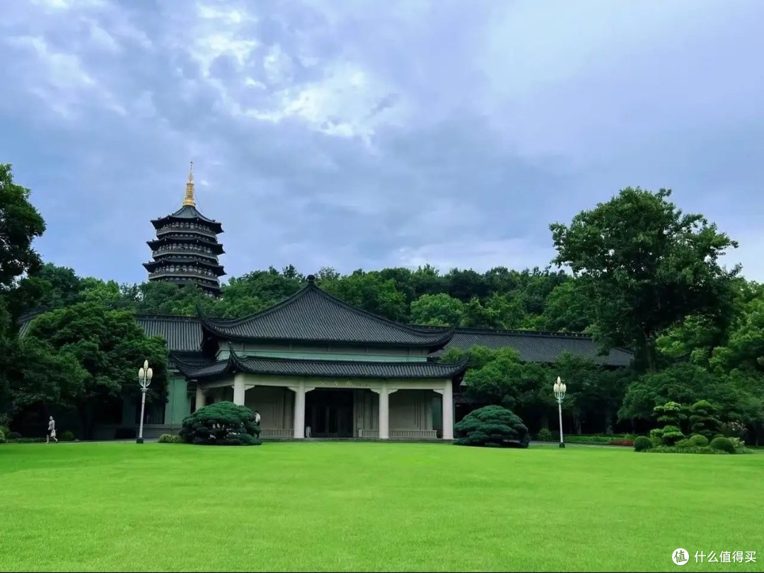 漫步雷峰塔：寻找古典与现代的完美结合