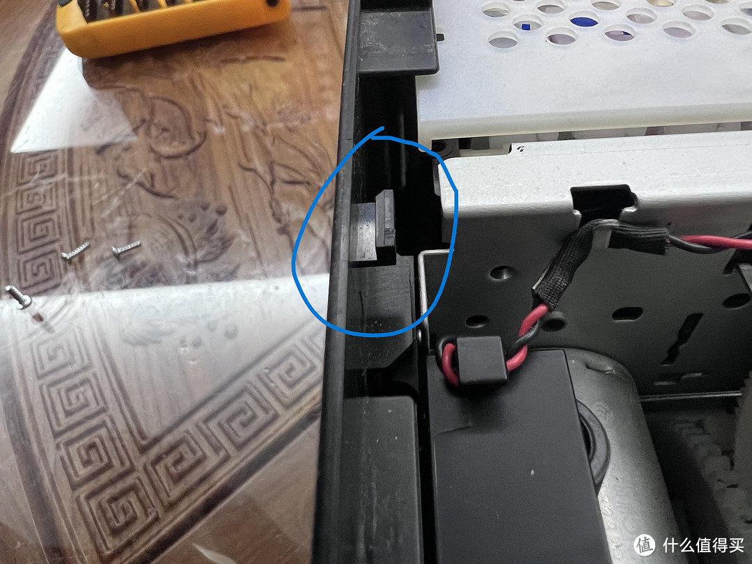 此为从打印机后部往前看，蓝圈内就是一个与盖板拼合的卡扣，拆的时候要让盖板向上提，然后外壳往左掰就开了（视频中7分30秒安装视频可以看得更直观）