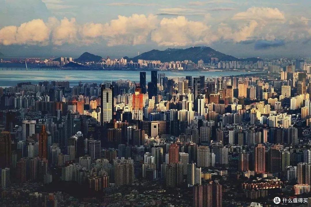 在香港奋斗10多年,一家三口住进11㎡劏房,长胖一点都进不了厨房