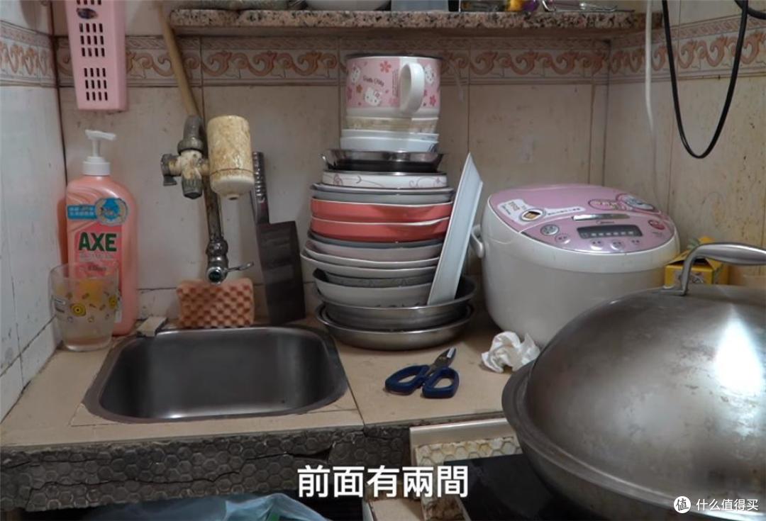在香港奋斗10多年,一家三口住进11㎡劏房,长胖一点都进不了厨房