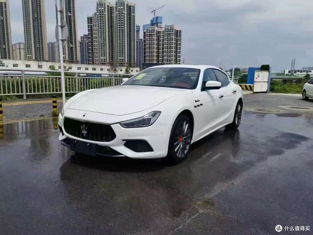 玛莎拉蒂总裁是一款豪华轿车,下面是关于其车身设计的一些特点