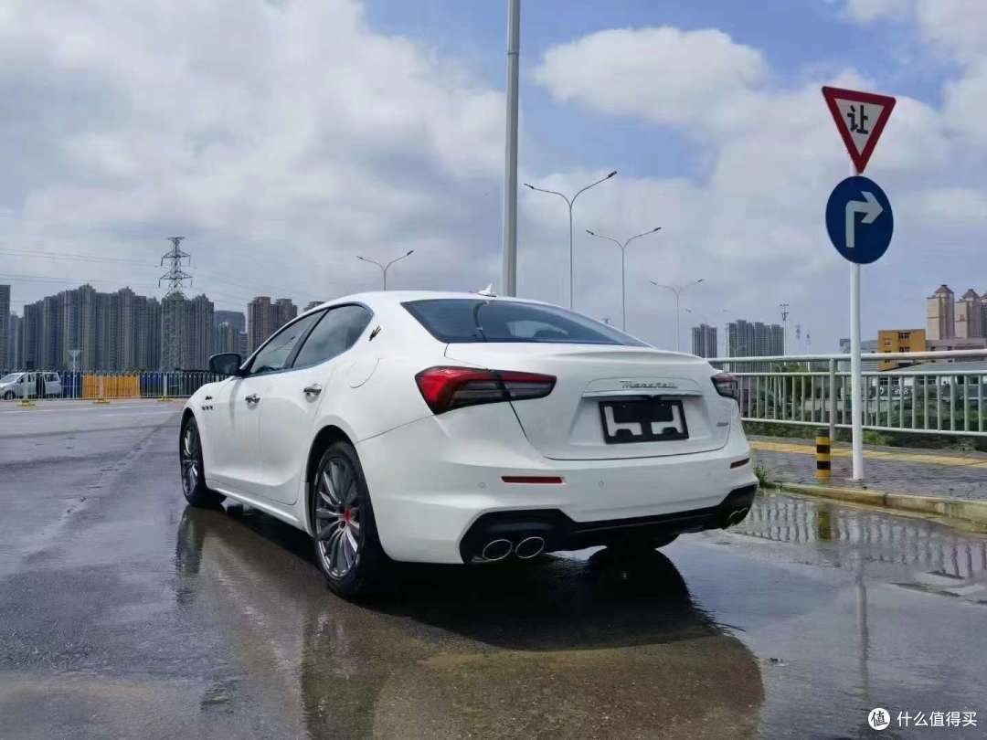 玛莎拉蒂总裁是一款豪华轿车,下面是关于其车身设计的一些特点