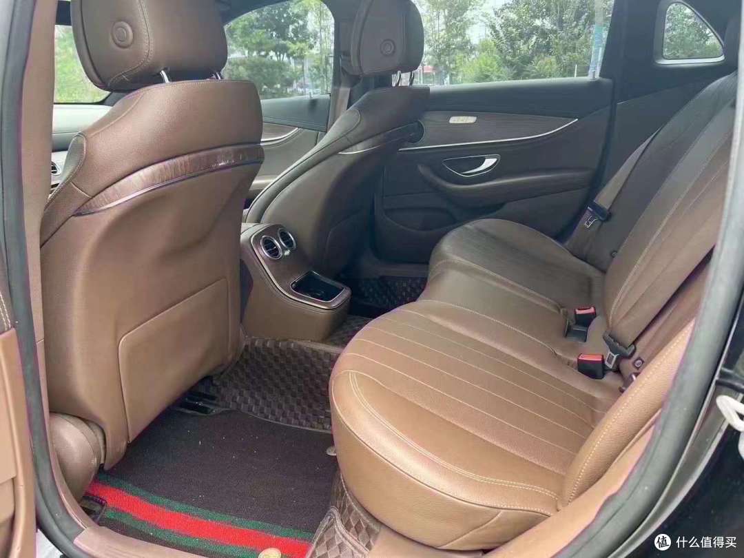 以下是关于奔驰E300L内饰设计的一些特点