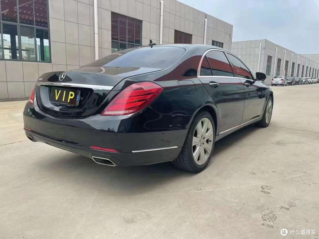 以下是关于奔驰S400L车尾设计的一些特点