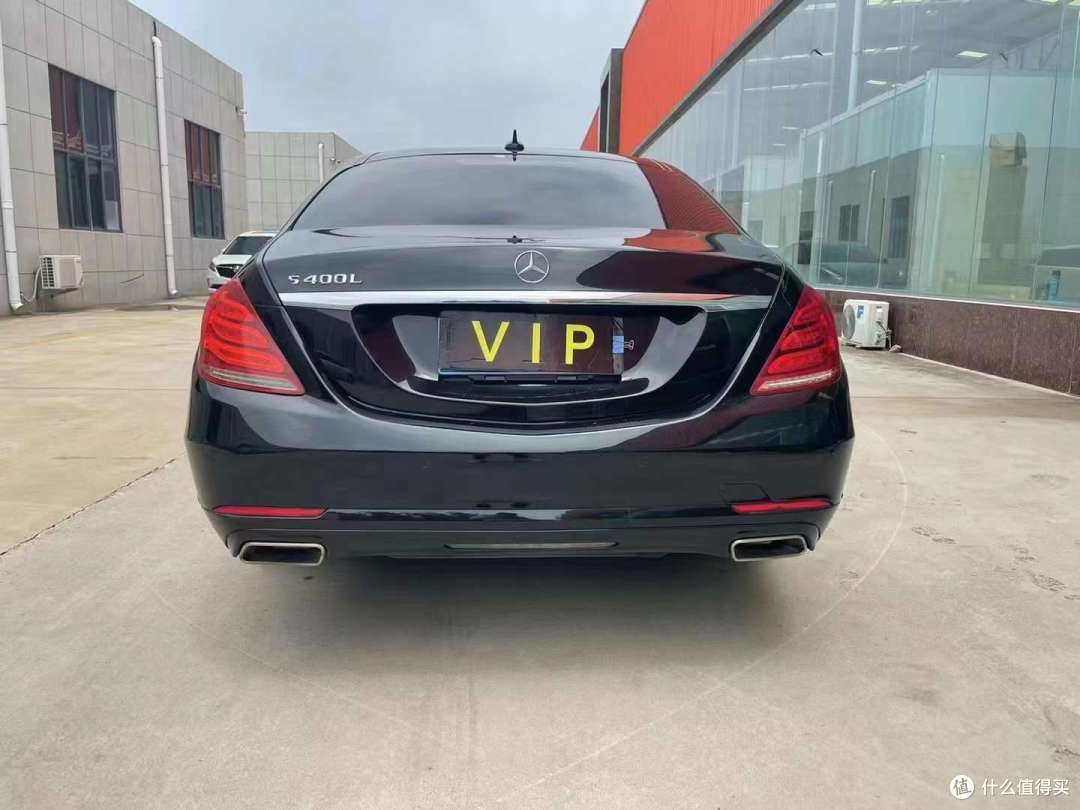 以下是关于奔驰S400L车尾设计的一些特点