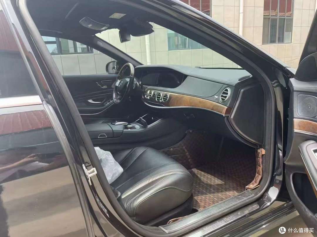 以下是关于奔驰S400L车尾设计的一些特点