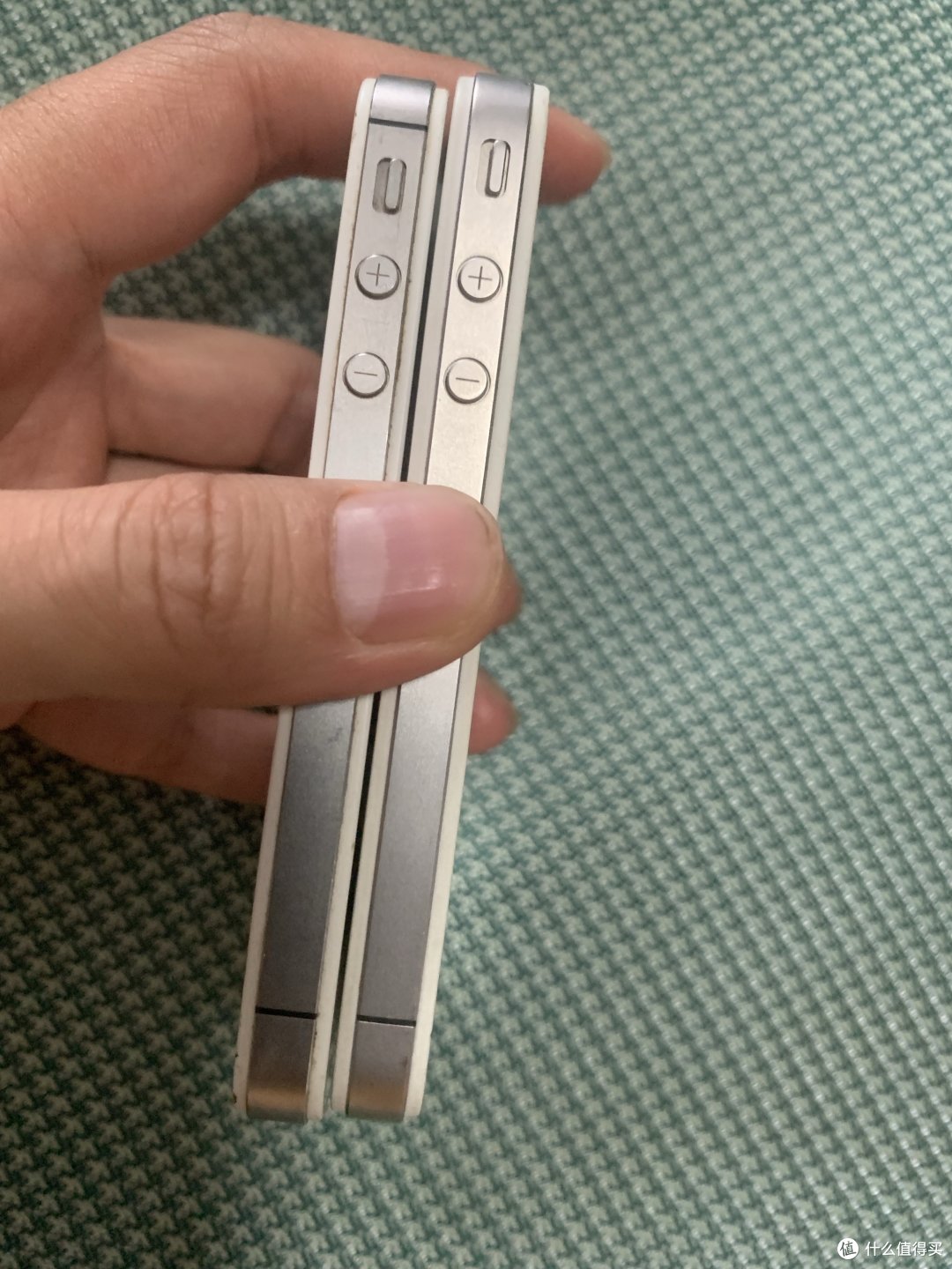 如何用两个iphone4自己做了一个折叠屏手机?
