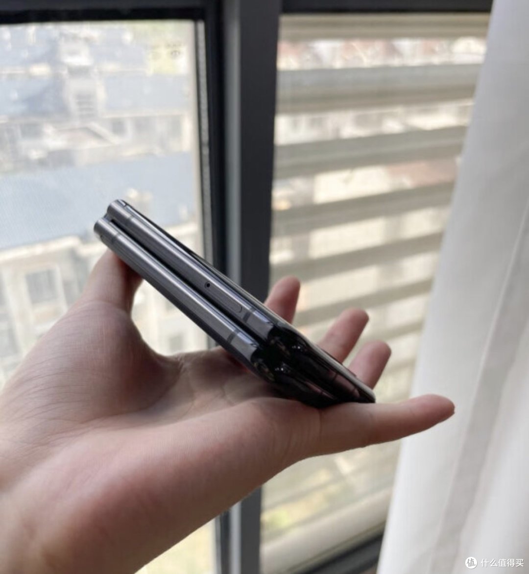 摩托罗拉的折叠屏手机,用起来非常棒