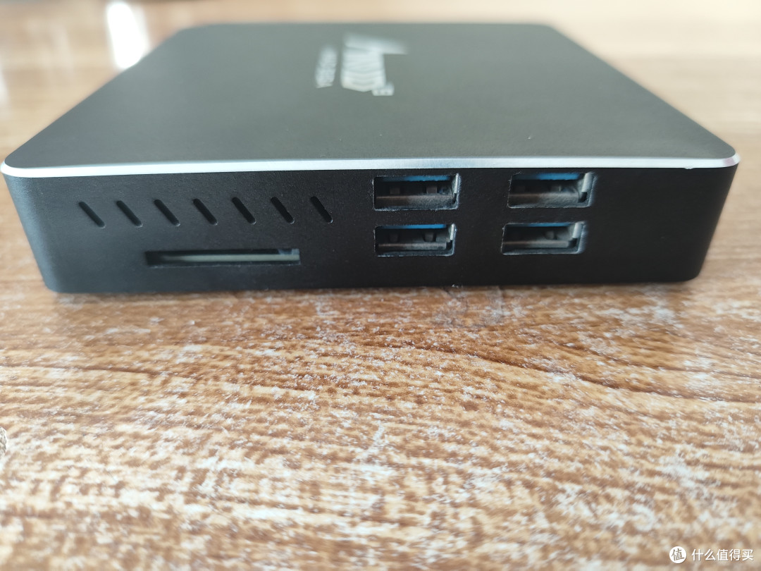 四个USB3.0接口,还有一个sd卡槽