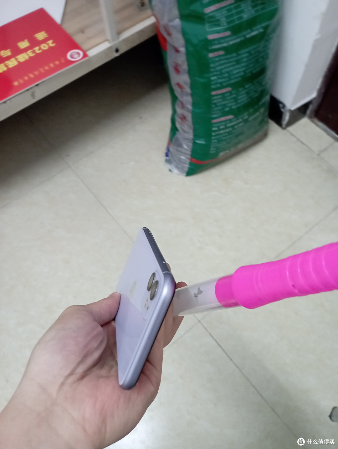 以下是一些苹果手机的清洁和保养方法