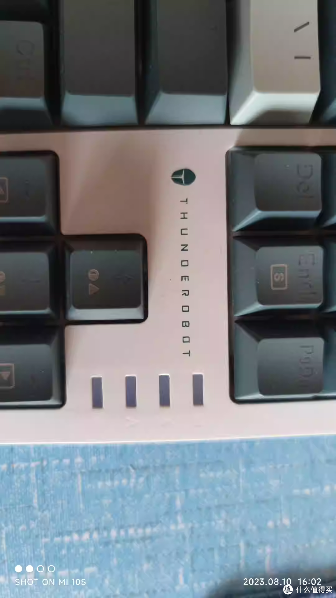 雷神K87机械键盘，这个配色可以，亮点是下边一排灯带，很有特色，同价位比较有个性的了