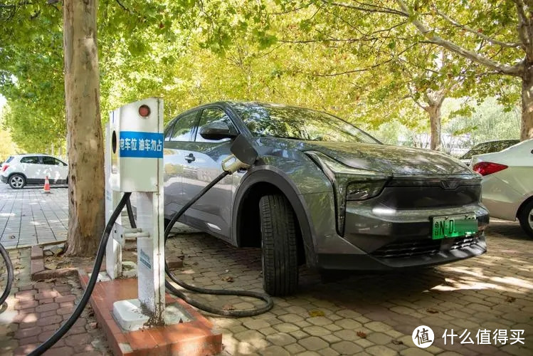 如果想换车，是纯电动的好还是油电混合的好？