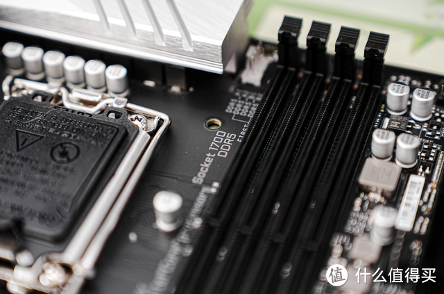 四插槽主板内存可超8000！技嘉DDR5黑科技显神威——新版技嘉B760小雕WIFI主板上手