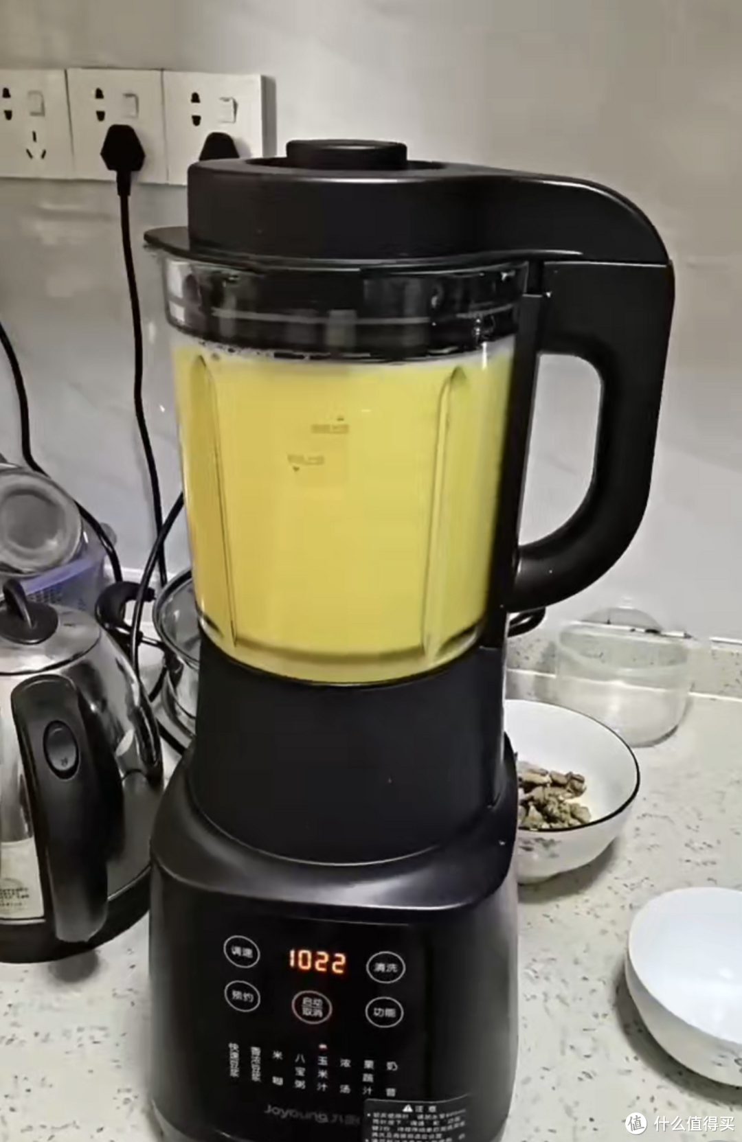 榨汁机可以榨玉米汁水。