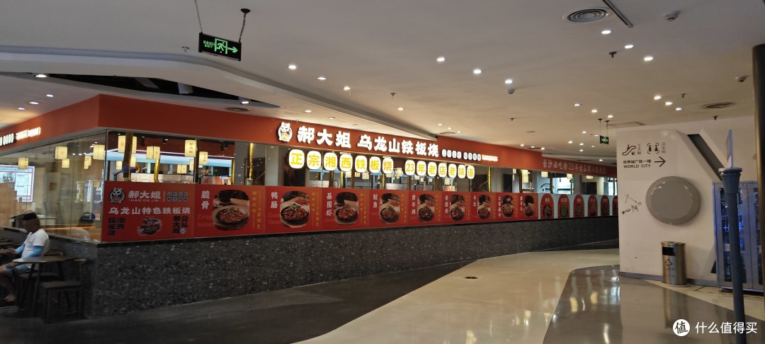 暑假时光:游戏厅的欢乐瞬间
