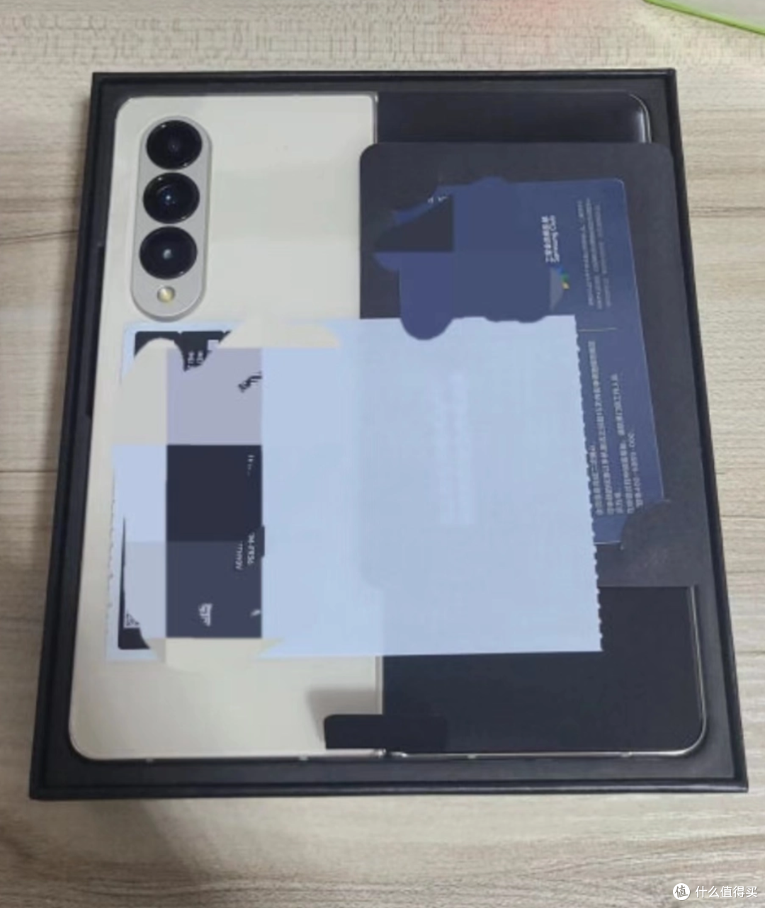 以下是关于三星Galaxy Z Fold折叠屏手机的一些特点和信息