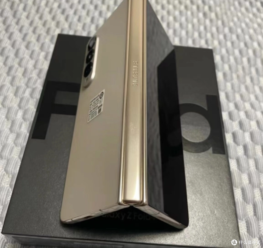 以下是关于三星Galaxy Z Fold折叠屏手机的一些特点和信息
