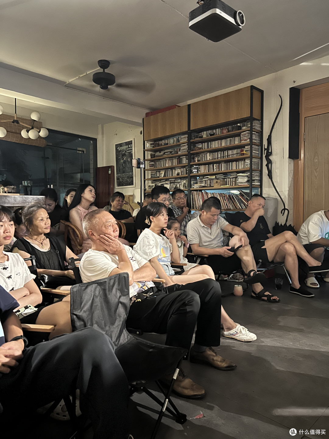 带娃欣赏萨克斯表演,对娃来说,也是一种新的音乐形式,让她有一个新的体验,给她一个启蒙吧