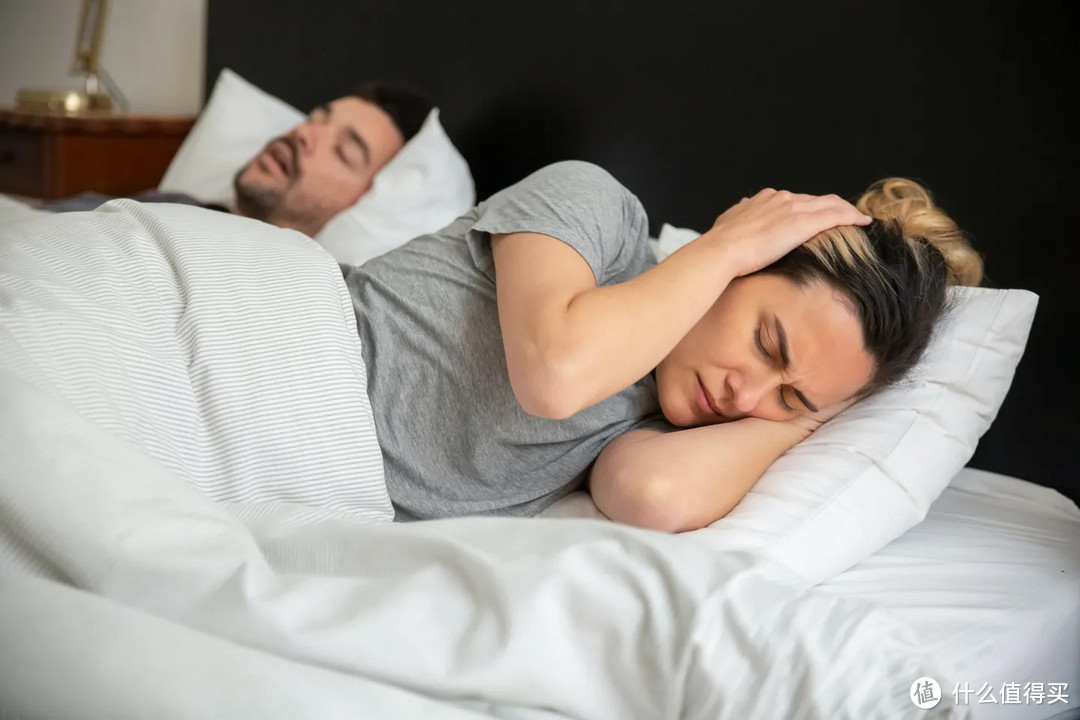 伴侣睡觉打鼾声音太大？可以无感解决睡眠问题的AI智眠枕你用过了吗？