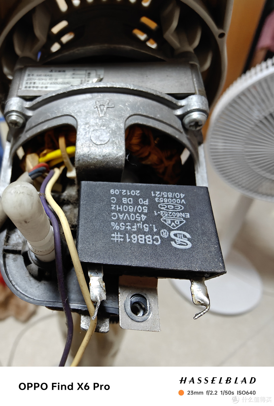 bnn排气扇发现启动困难,拆开清洗之后恢复正常;同时也把电风扇的电容