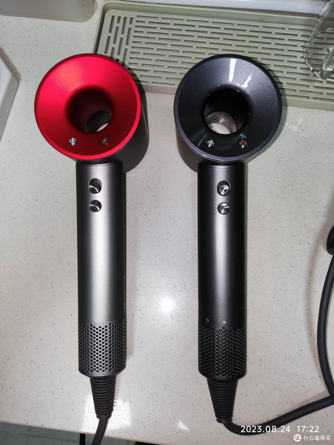 左红双磁吸款机身浅灰，右英切牌机身深灰。