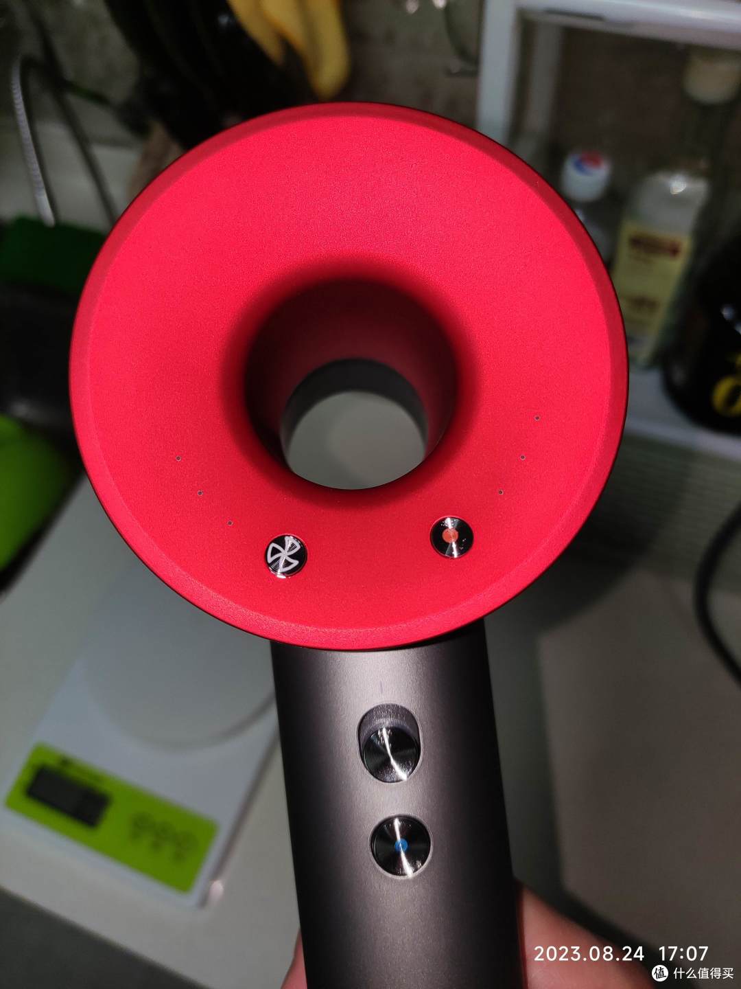 双磁吸：红色是磨砂，按钮有点漏风（能接受）。