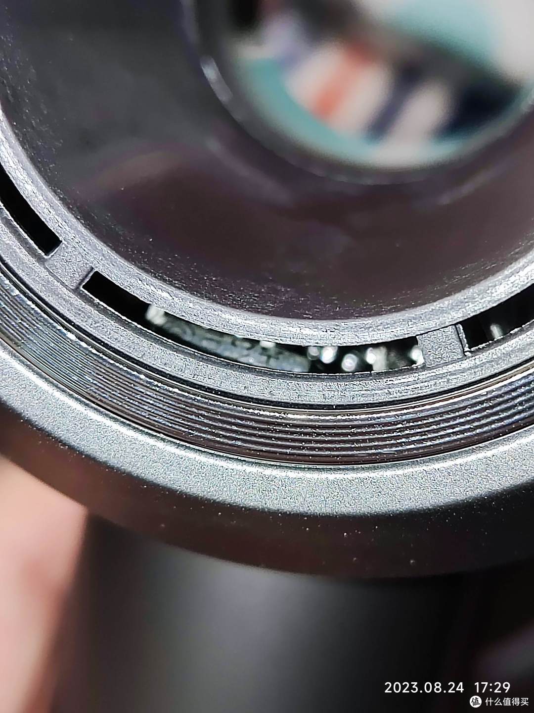 灰色款这个保险部件，红色款没有看到。