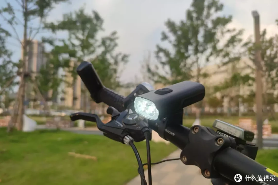 自行车灯很多，但多了遥控器的迈极炫WF2500你不妨一试！