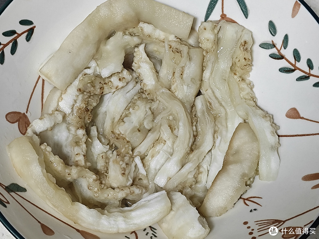 不用一滴油,开胃又下饭。凉拌茄子皮蛋分享。