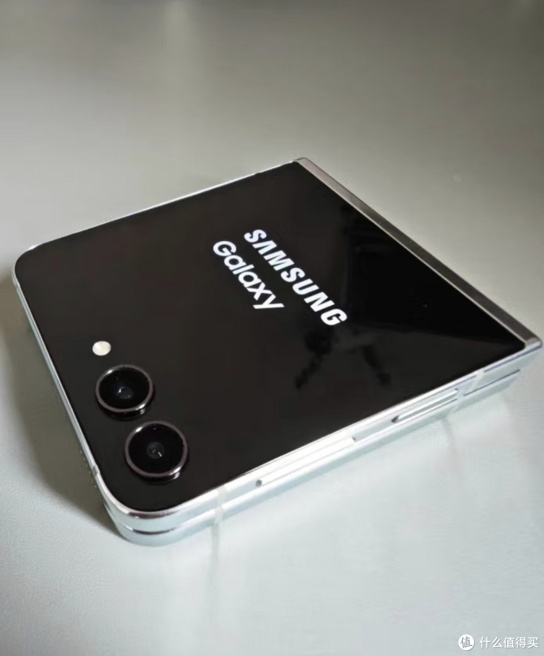 三星 Galaxy Z Flip5，比起flip4确实改进很大。