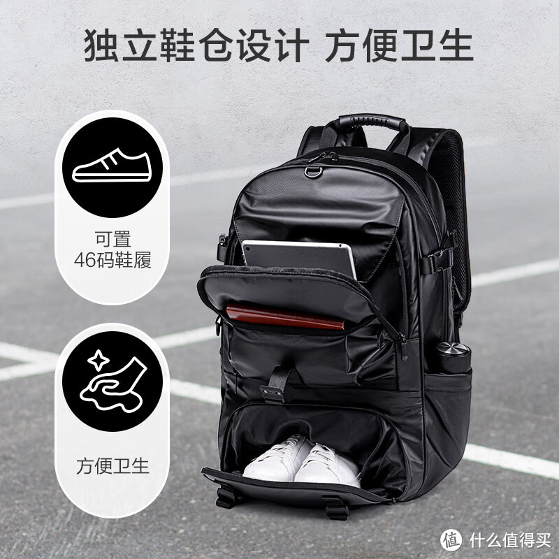 京东京造黑武士系列户外巨无霸背包是一款功能强大的户外背包，它的设计考虑了都市户外需求