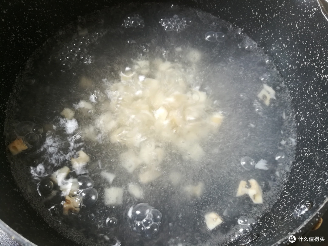 人到中年,建议把豆浆换成它,补血益气润肠道,气色好显年轻