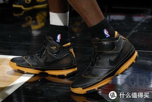 穿上 Kobe2 篮球鞋，让你如同科比一般飞驰球场!