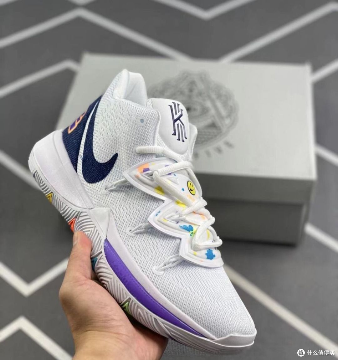 穿上 Kyrie 5 篮球鞋，向球场霸主地位迈进！