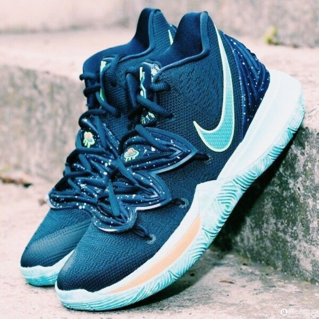 穿上 Kyrie 5 篮球鞋，向球场霸主地位迈进！