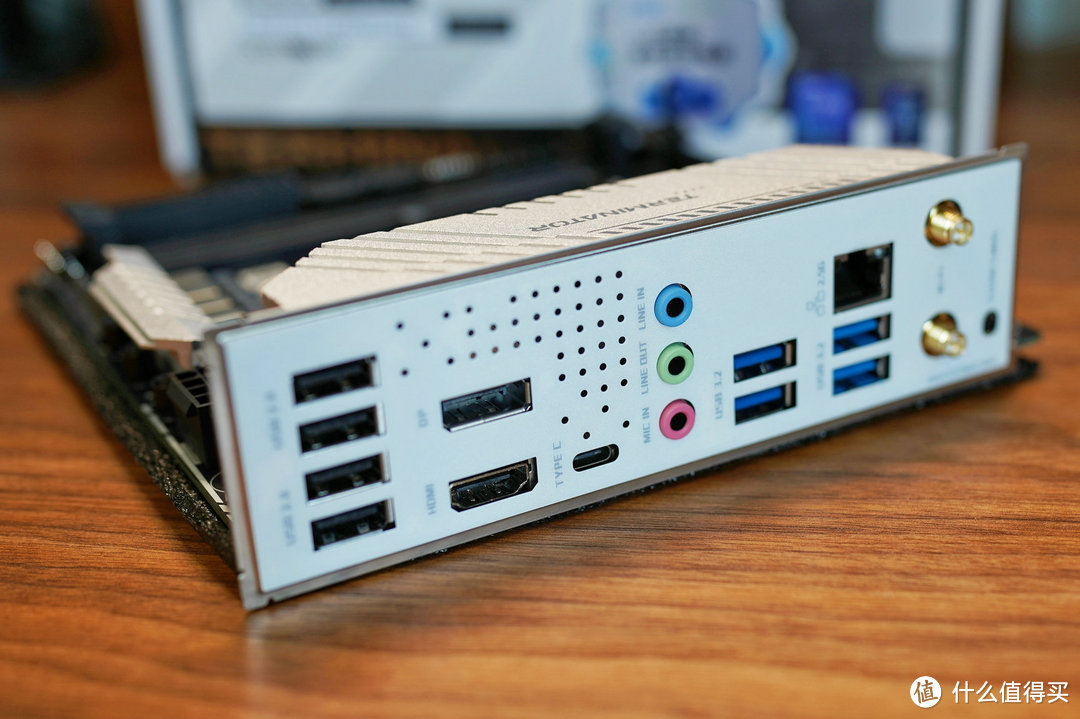 ITX小板后置9个USB口非常豪华，包括20G全速TypeC