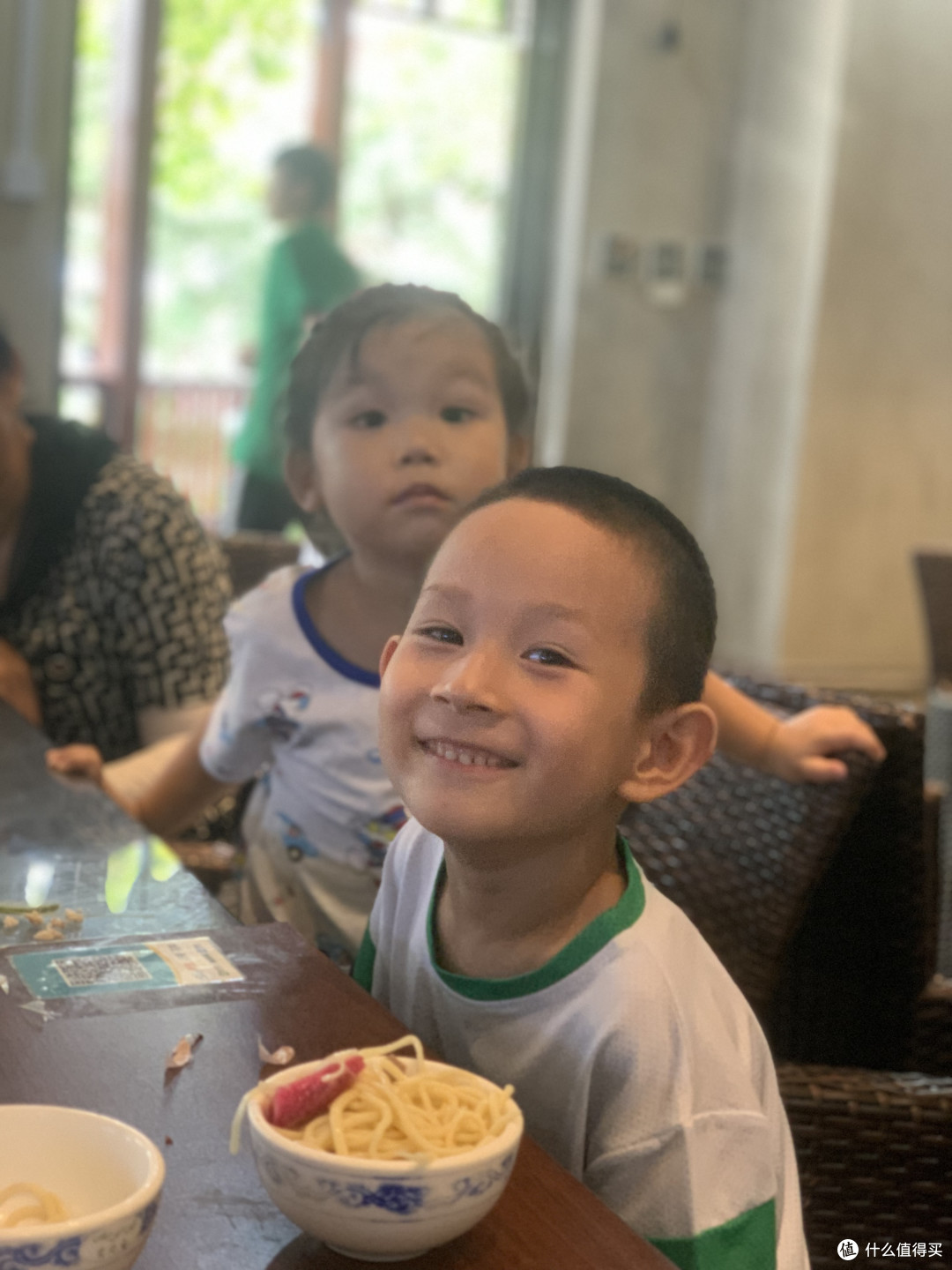 带俩娃海边玩沙子挺好