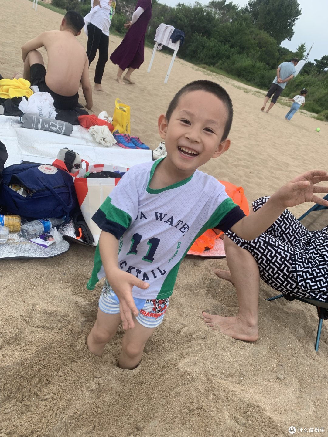 带俩娃海边玩沙子挺好