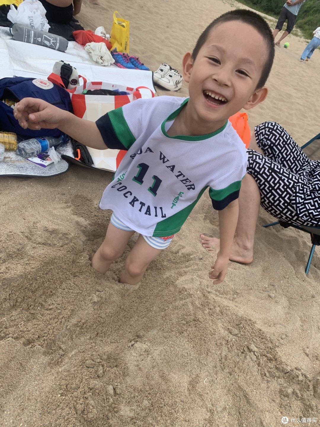 带俩娃海边玩沙子挺好