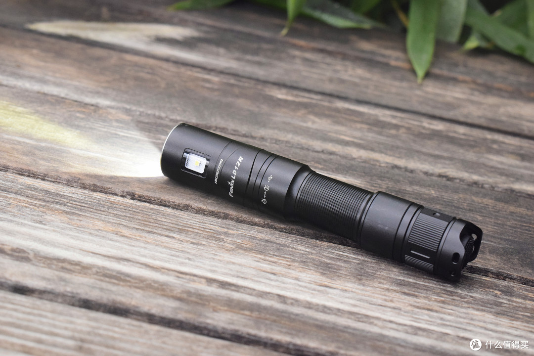 轻便小巧多面手!Fenix LD12R双光源多用途EDC手电体验